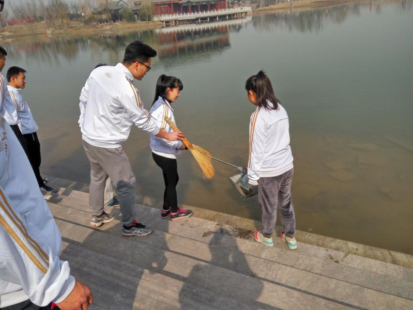 清理河中垃圾